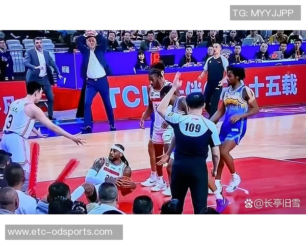 国外篮球明星受伤瞬间视频引发球迷热议与关注